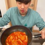 Sung Hoon Instagram - 남주야 너무 맛있는데 제조과정에서 용량 표기가 잘못 된거 같아 이거 1인분이야.. #곰양분식국물떡볶이