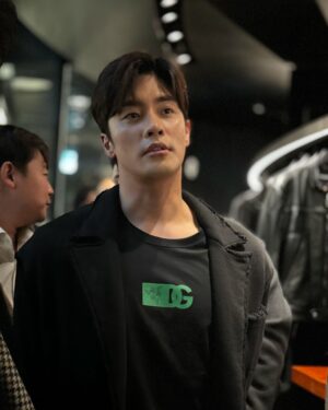 Sung Hoon Instagram - 즐거운 시간!
이렇게 럭셔리한 게이밍 체어라니~~
그리고 요즘 가장 핫한 남자 #faker 선수의 실물영접

@dolcegabbana
#DolcegabbanaxRazer
#dolcegabbana
#razer