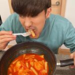 Sung Hoon Instagram - 남주야 너무 맛있는데 제조과정에서 용량 표기가 잘못 된거 같아 이거 1인분이야.. #곰양분식국물떡볶이