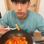 Sung Hoon Instagram - 남주야 너무 맛있는데 제조과정에서 용량 표기가 잘못 된거 같아 이거 1인분이야.. #곰양분식국물떡볶이