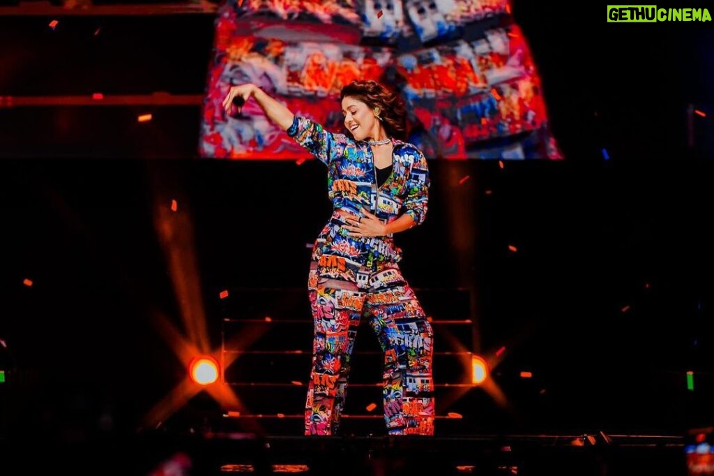 Sunidhi Chauhan Instagram - Moments from @sunteckwaves 28th October Styled by @saumyathakur #styledbysaums In Co-ord set @fkns_by_narendrakumar Boots @londonrag_in Style Asst. @pareenaaahhh #sunidhi #explore #liveperformance #sunidhilive Sunteck Beach Residences