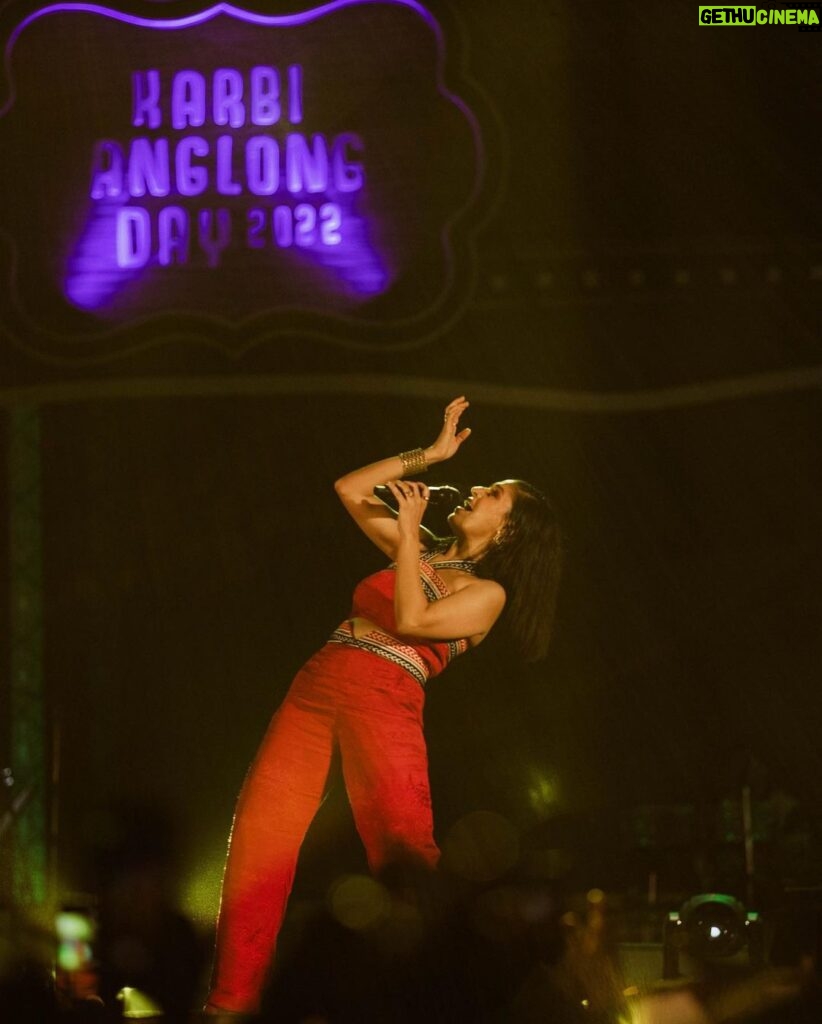 Sunidhi Chauhan Instagram - Thank you Karbi Anglong for the most memorable time! Humbled to be a part of Karbi Anglong Day Celebrations at Taralangso Diphu. The vibe was unreal!! Truly heartwarming and special ❤️❤️❤️ Styled by @saumyathakur #styledbysaums Outfit @shivikaagarwalofficial Jewels @ethnicandaz Makeup @makeupbyrishabk Hair @hairstylistmanju #KarbiAnglong #sclive #sunidhichauhan #liveperformance #assam #livegig #concert #musician #sunidhichauhanlive #singers #livemusic #explore Karbi Anglong, Assam