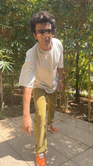 Sunil Grover Instagram - Bade Miyaan @akshaykumar ji Chhote Miyaan @tigerjackieshroff ji ! Yeh challenge accept karte hue joote ke pheete bandh lein! @aliabbaszafar ji❤️