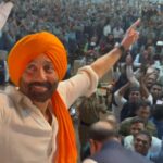 Sunny Deol Instagram - Lovely spending time with the cute innocent souls in Indore. Hope they grow up to be the bright future of our country. #happyindependenceday