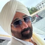 Sunny Deol Instagram - Met my Indian Coast Guard Family at the ICGS Samudra. Spent a lovely time on the ship and interacted with my young friends who protect our seas and shores. Sharing a few glimpses of how the sea reverberated with #HindustanZindabad #JaiHind