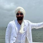 Sunny Deol Instagram - Met my Indian Coast Guard Family at the ICGS Samudra. Spent a lovely time on the ship and interacted with my young friends who protect our seas and shores. Sharing a few glimpses of how the sea reverberated with #HindustanZindabad #JaiHind