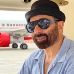 Sunny Deol Instagram - Started the Promotion of #Gadar2 with my friends at Border Security Forces, Longewala Rajasthan. Remembering Brigadier Kuldeep Singh Chandpuri and all the brave martyrs who fought the Battle of Longewala and wrote History. It’s always an overwhelming feeling to be at such a historic place with our bravehearts and share the love. Thank You @bsf_india Jai Hind!