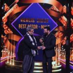 Sunny Deol Instagram - What a #Gadar Night at #zeecineawards !! ✨✨ Truly humbled to have been the Viewers Choice for #BestActor. It’s you all and for you, my people , my audience and my fans! ❤️🤗🤗 Truly overwhelmed with all the love and support. Keep Loving always ♾️