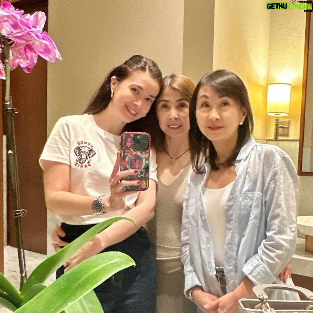 Sunshine Cruz Instagram - Earlier today with my sisters from another mother. Love you always Ate Carol & Ate Dorothy! 💕 China Blue, Conrad Manila