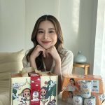 Supassra Thanachat Instagram - เตรียมหาของขวัญปีใหม่กันอยู่ใช่มั้ยคะ?😝 เก้าเลือกนมตราหมีโกลด์ เป็นของขวัญปีใหม่ให้ตัวเองและเพื่อนๆ ทั้งอร่อย สุขภาพดี และยังได้กระเป๋าน่ารักๆแบบนี้ด้วยค่ะ!💖🫶🏻 หาซื้อได้ที่ ห้างสรรพสินค้าและร้านค้าทั่วไป ตั้งแต่วันนี้ จนกว่าสินค้าจะหมด 🥛🙋🏻‍♀️ #นมตราหมีโกลด์ #อร่อยครบจบในกระป๋อง