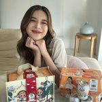 Supassra Thanachat Instagram - เตรียมหาของขวัญปีใหม่กันอยู่ใช่มั้ยคะ?😝 เก้าเลือกนมตราหมีโกลด์ เป็นของขวัญปีใหม่ให้ตัวเองและเพื่อนๆ ทั้งอร่อย สุขภาพดี และยังได้กระเป๋าน่ารักๆแบบนี้ด้วยค่ะ!💖🫶🏻 หาซื้อได้ที่ ห้างสรรพสินค้าและร้านค้าทั่วไป ตั้งแต่วันนี้ จนกว่าสินค้าจะหมด 🥛🙋🏻‍♀️ #นมตราหมีโกลด์ #อร่อยครบจบในกระป๋อง