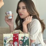 Supassra Thanachat Instagram - เตรียมหาของขวัญปีใหม่กันอยู่ใช่มั้ยคะ?😝 เก้าเลือกนมตราหมีโกลด์ เป็นของขวัญปีใหม่ให้ตัวเองและเพื่อนๆ ทั้งอร่อย สุขภาพดี และยังได้กระเป๋าน่ารักๆแบบนี้ด้วยค่ะ!💖🫶🏻 หาซื้อได้ที่ ห้างสรรพสินค้าและร้านค้าทั่วไป ตั้งแต่วันนี้ จนกว่าสินค้าจะหมด 🥛🙋🏻‍♀️ #นมตราหมีโกลด์ #อร่อยครบจบในกระป๋อง