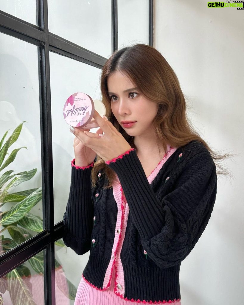 Supassra Thanachat Instagram - แป้งที่เก้าเลิฟที่สุดดด 🧸 #แป้งเปลี่ยนผิว จาก @cute_press ทั้งปกปิดและช่วยเบลอรูขุมขน อากาศร้อนแค่ไหนก็เอาอยู่เพราะคุมมันทั้งวัน 💘  แถม 25-31 ตุลานี้มีโปรโมชั่นพิเศษ ✨ เพียงซื้อแป้งขนาดปกติ ลดทันที 35% เฉพาะ Cute Press Official ใน Shopee, Lazada, TikTok เท่านั้นน้า #AiryMattePowder #แป้งเปลี่ยนผิว #CutePress