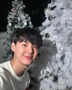 Suppapong Udomkaewkanjana Instagram - Merry Christmas 🎄 ☃️

SAINTSUP X'MAS
#คิดถึงซานต้าเซ้นต์
#Saint_sup #MingEr