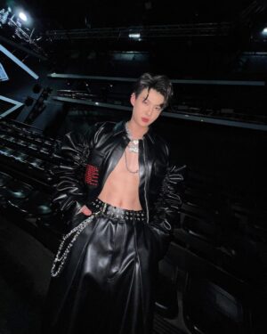 Suppapong Udomkaewkanjana Instagram - ในวันที่ไม่มีคนข้างเคียง เราก็ยังมีเหนียงที่อยู่ข้างคอ #tpopstageshow #Saint_sup #MingEr