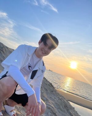 Suppapong Udomkaewkanjana Instagram - ไปทะเลแล้วมีแรงใจ เพราะไปทีไรได้ยินเสียง “ซู่ ซู่” #Saint_sup #MingEr