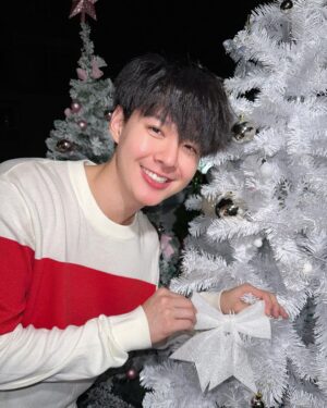 Suppapong Udomkaewkanjana Instagram - Merry Christmas 🎄 ☃️

SAINTSUP X'MAS
#คิดถึงซานต้าเซ้นต์
#Saint_sup #MingEr
