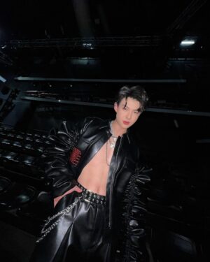 Suppapong Udomkaewkanjana Instagram - ในวันที่ไม่มีคนข้างเคียง เราก็ยังมีเหนียงที่อยู่ข้างคอ #tpopstageshow #Saint_sup #MingEr