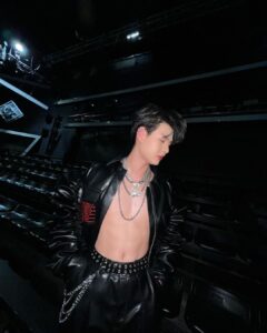 Suppapong Udomkaewkanjana Instagram - ในวันที่ไม่มีคนข้างเคียง เราก็ยังมีเหนียงที่อยู่ข้างคอ #tpopstageshow #Saint_sup #MingEr