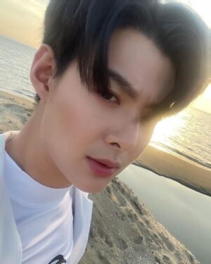 Suppapong Udomkaewkanjana Instagram - ไปทะเลแล้วมีแรงใจ เพราะไปทีไรได้ยินเสียง “ซู่ ซู่” #Saint_sup #MingEr