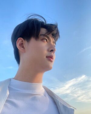 Suppapong Udomkaewkanjana Instagram - ไปทะเลแล้วมีแรงใจ เพราะไปทีไรได้ยินเสียง “ซู่ ซู่” #Saint_sup #MingEr