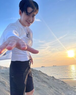 Suppapong Udomkaewkanjana Instagram - ไปทะเลแล้วมีแรงใจ เพราะไปทีไรได้ยินเสียง “ซู่ ซู่” #Saint_sup #MingEr