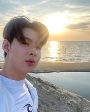Suppapong Udomkaewkanjana Instagram - ไปทะเลแล้วมีแรงใจ เพราะไปทีไรได้ยินเสียง “ซู่ ซู่” #Saint_sup #MingEr