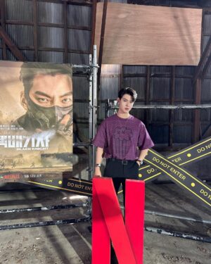 Suppapong Udomkaewkanjana Instagram - 🖤 เซ้นต์มาร่วมทีมอัศวินขนส่ง #JoinBlackKnight กับการเปิดตัวซีรีส์ Black Knight ♟️ อย่างเป็นการที่เกาหลีใต้ อยากให้ทุกคนมาร่วมลุ้นไปกับเรื่องราวของโลกหลังการล่มสลาย ที่ @Netflix ได้แล้ววันนี้ 

#BlackKnight #Netflix #NetflixTH 
#Saint_sup #MingEr