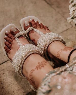 Surbhi Chandna Instagram - Quiet Moments, Loud Thoughts

The Only Moment When We Left Each Others Side..
To Look Like The Perfect Groom & The Perfect Bride..
 
Photography @jodiclickers.co 

These Kaleeras will always have a special place in my heart @bowsandblingsaayushiak 
Prettiness On the Feet @5_elementsbyradhikagupta 
Styling consultant &PR  @pranavi_chandna 
Glam  @makeupbypratiba & team

Wedding Planners @intimateaffairsbyrt
Florals @fragranceflowerz

 
#sukar #estd2010
