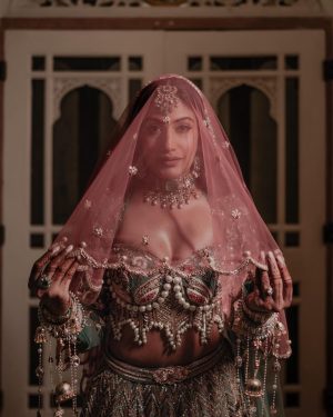 Surbhi Chandna Instagram - Quiet Moments, Loud Thoughts

The Only Moment When We Left Each Others Side..
To Look Like The Perfect Groom & The Perfect Bride..
 
Photography @jodiclickers.co 

These Kaleeras will always have a special place in my heart @bowsandblingsaayushiak 
Prettiness On the Feet @5_elementsbyradhikagupta 
Styling consultant &PR  @pranavi_chandna 
Glam  @makeupbypratiba & team

Wedding Planners @intimateaffairsbyrt
Florals @fragranceflowerz

 
#sukar #estd2010