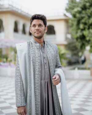 Surbhi Chandna Instagram - Quiet Moments, Loud Thoughts

The Only Moment When We Left Each Others Side..
To Look Like The Perfect Groom & The Perfect Bride..
 
Photography @jodiclickers.co 

These Kaleeras will always have a special place in my heart @bowsandblingsaayushiak 
Prettiness On the Feet @5_elementsbyradhikagupta 
Styling consultant &PR  @pranavi_chandna 
Glam  @makeupbypratiba & team

Wedding Planners @intimateaffairsbyrt
Florals @fragranceflowerz

 
#sukar #estd2010