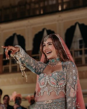 Surbhi Chandna Instagram - Finally Home after 13 Years 🫶

We Seek all your love and blessings as we embark on this new journey together 

Photography @jodiclickers.co

Surbhis Styling & Designers Column
Outfit @bindaniofficial
Jewels @gehnajewellers1
Maang tika @azotiique
Styling consultant &PR  @pranavi_chandna
Glam  @makeupbypratiba & team
Varmala @floralartbysrishti 

Karans Styling and Designer Column 
Outfit @bindaniofficial
Styling consultant &PR  @pranavi_chandna

Publicist @nidhig14 
Wedding Planners @intimateaffairsbyrt
 
#sukar #estd2010
