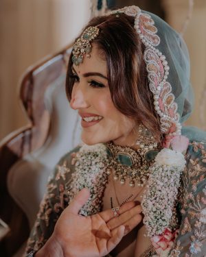 Surbhi Chandna Instagram - Finally Home after 13 Years 🫶

We Seek all your love and blessings as we embark on this new journey together 

Photography @jodiclickers.co

Surbhis Styling & Designers Column
Outfit @bindaniofficial
Jewels @gehnajewellers1
Maang tika @azotiique
Styling consultant &PR  @pranavi_chandna
Glam  @makeupbypratiba & team
Varmala @floralartbysrishti 

Karans Styling and Designer Column 
Outfit @bindaniofficial
Styling consultant &PR  @pranavi_chandna

Publicist @nidhig14 
Wedding Planners @intimateaffairsbyrt
 
#sukar #estd2010