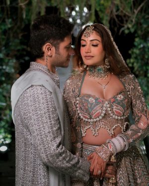 Surbhi Chandna Instagram - Finally Home after 13 Years 🫶

We Seek all your love and blessings as we embark on this new journey together 

Photography @jodiclickers.co

Surbhis Styling & Designers Column
Outfit @bindaniofficial
Jewels @gehnajewellers1
Maang tika @azotiique
Styling consultant &PR  @pranavi_chandna
Glam  @makeupbypratiba & team
Varmala @floralartbysrishti 

Karans Styling and Designer Column 
Outfit @bindaniofficial
Styling consultant &PR  @pranavi_chandna

Publicist @nidhig14 
Wedding Planners @intimateaffairsbyrt
 
#sukar #estd2010