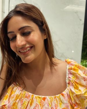 Surbhi Chandna Instagram - The A gang made sure i have a blast just before i am no longer a Bachelor 😂 and i can’t thank them enough cause koi special feel karana inse seekhe 

@shrenuparikhofficial @dearmansi @bhoomika1412 @mreenaldeshraj @bharati_k @kunaljaisingh 
Two days of Madness begins and reliving my bachelorette here 

Outfit @ahiclothing 
PR @sonyashaikh
Shoes @pclovesdrama 
Managed by @pranavi_chandna