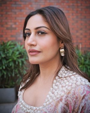 Surbhi Chandna Instagram - Today for Our sweetest Nehalaxmis Haldi & Chooda Ceremony 🌹 

Outfit - @nidhikashekharofficial 
@vblitzcommunications 

Jewellery - @vasundharajewelry @ascendcommunication 

Pictures by @kapiltejwaniofficial @yourfstop 

Styled & Managed by @pranavi_chandna