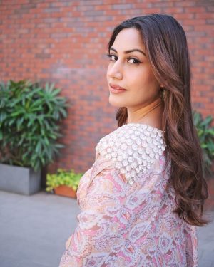 Surbhi Chandna Instagram - Today for Our sweetest Nehalaxmis Haldi & Chooda Ceremony 🌹 

Outfit - @nidhikashekharofficial 
@vblitzcommunications 

Jewellery - @vasundharajewelry @ascendcommunication 

Pictures by @kapiltejwaniofficial @yourfstop 

Styled & Managed by @pranavi_chandna