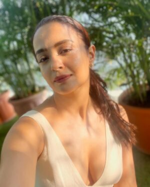Surveen Chawla Instagram - I see Daylight ! I see me! And I see each one of you beautiful women around me! Do you see you?🤍
#happywomensday