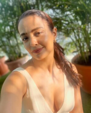 Surveen Chawla Instagram - I see Daylight ! I see me! And I see each one of you beautiful women around me! Do you see you?🤍
#happywomensday