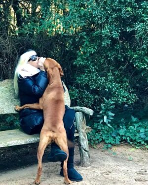 Susana Giménez Instagram - Con Beto a los besos. 😂😂😂 Lo estoy felicitando porque es buen padre y buen marido. 😂😂😂😂😂

#animallover #susanagimenez #cute #doglover #love