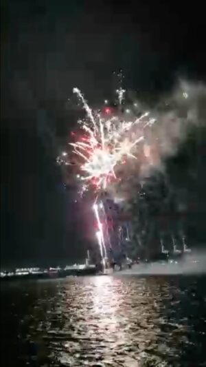 Susana Giménez Instagram - Navegando, en una fiesta, con buena música y amigos, así recibimos el 2021 ✨🍾❤️
¡¡¡Feliz Año Nuevo para todos!!!