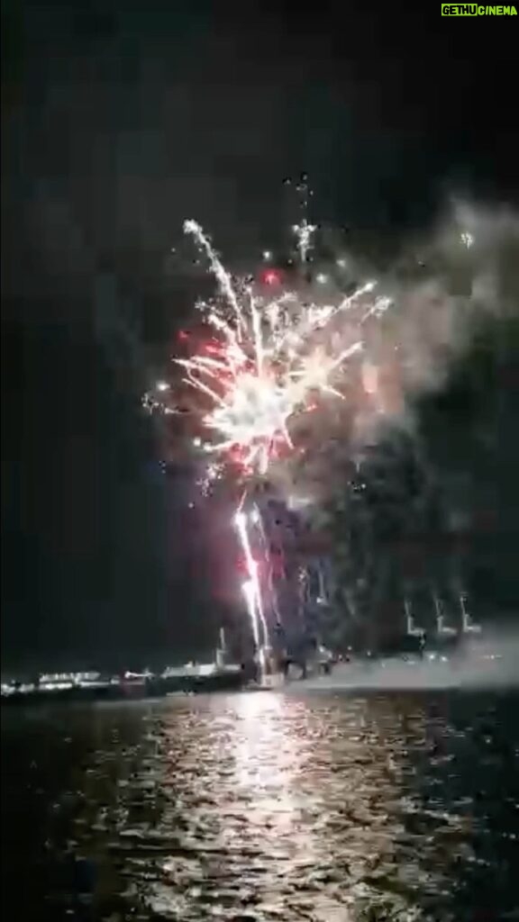 Susana Giménez Instagram - Navegando, en una fiesta, con buena música y amigos, así recibimos el 2021 ✨🍾❤️ ¡¡¡Feliz Año Nuevo para todos!!!