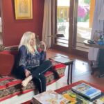 Susana Giménez Instagram - Preparándonos para la transmisión de hoy a las 22,00 hs en www.premios produ.com me entregan un reconocimiento a “Una vida dedicada al arte” Es importante lo que está pasando con las series de latinos e hispanos parlantes en el mundo. Cada vez son más los talentos que surgen de Mexico, Argentina, España, Colombia....Gracias Premios Produ!!! #susanagimenez #latinamerica Uruguay, Punta Del Este