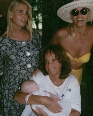 Susana Giménez Instagram - Feliz Día de la Madre!!!
Aquí estamos Mamá, Mercedes y yo en Tortugas, felices, festejando la llegada de Lucía.
Que pasen un día divino, en familia, con mucho amor.
Compartan todos los momentos que puedan, porque cuando ya no están, se las extraña mucho, mucho…
 
#diadelamadre #mother #susanagimenez #moments #familia #happy #love