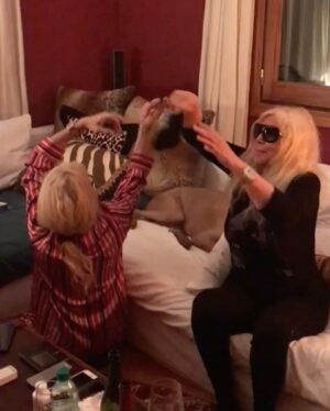 Susana Giménez Instagram - Rita se casa!!! 
🐶💍❤️