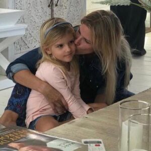 Susana Giménez Instagram - Domingo de Pascua en familia ¡la pasamos genial! 
🐰🐇🥰 Gracias!!! @mechasarra @lucia_celasco @carogimenez.ok @patogimenez