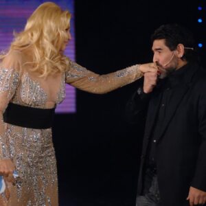 Susana Giménez Instagram - Les comparto mis fotos favoritas con Diego. Quiero recordarlo siempre así: sonriente, sano, vital... No se pierdan esta noche, a las 22.30 por @telefe, un especial con lo mejor de las entrevistas que hicimos con Diego Maradona en mi programa a lo largo de estos años #maradona #diegomaradona #d10s
