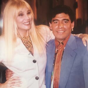 Susana Giménez Instagram - Les comparto mis fotos favoritas con Diego. Quiero recordarlo siempre así: sonriente, sano, vital... No se pierdan esta noche, a las 22.30 por @telefe, un especial con lo mejor de las entrevistas que hicimos con Diego Maradona en mi programa a lo largo de estos años #maradona #diegomaradona #d10s