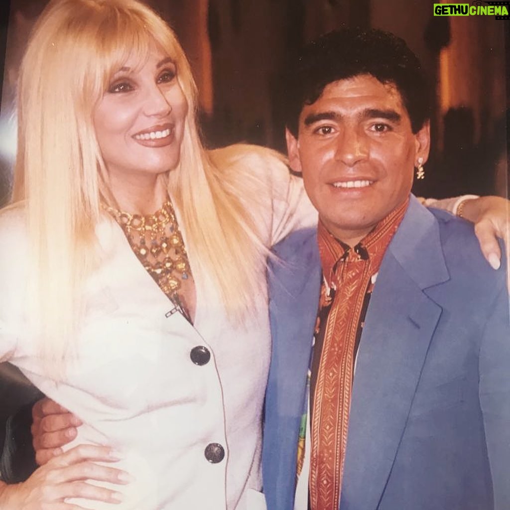 Susana Giménez Instagram - Les comparto mis fotos favoritas con Diego. Quiero recordarlo siempre así: sonriente, sano, vital... No se pierdan esta noche, a las 22.30 por @telefe, un especial con lo mejor de las entrevistas que hicimos con Diego Maradona en mi programa a lo largo de estos años #maradona #diegomaradona #d10s