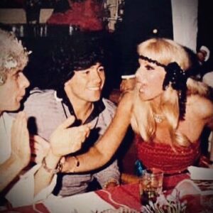 Susana Giménez Instagram - Les comparto mis fotos favoritas con Diego. Quiero recordarlo siempre así: sonriente, sano, vital... No se pierdan esta noche, a las 22.30 por @telefe, un especial con lo mejor de las entrevistas que hicimos con Diego Maradona en mi programa a lo largo de estos años #maradona #diegomaradona #d10s